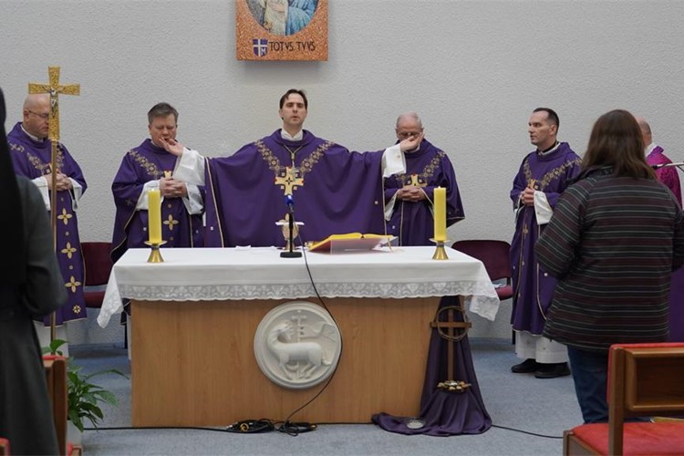 Biskup Kovač u sjedištu HBK-a predvodio misu za mir